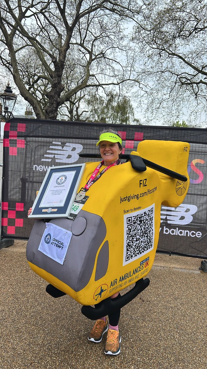 Fiona Betts was awesome today ✈️ Fastest marathon dressed as a three dimensional aircraft (female) , 4:33:32🌍 #LondonMarathon