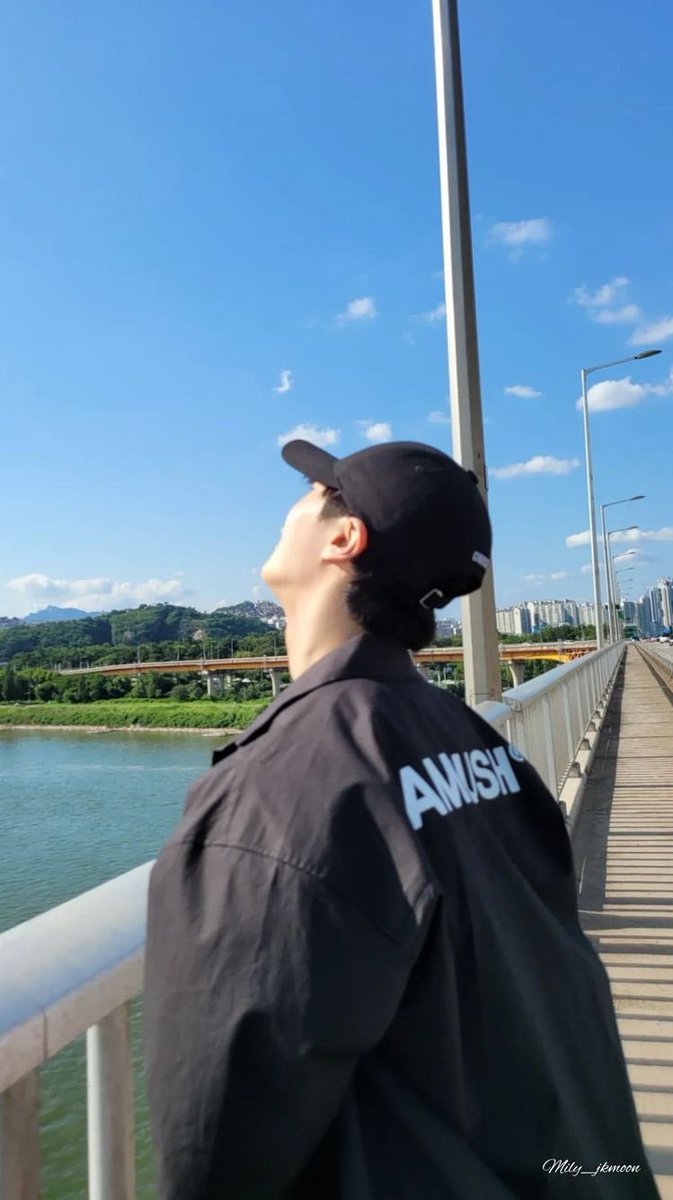 Sayuri_ASTRO's tweet photo. 「お母さん、今日思ったより暑いね。晴れだからムンビンが笑ってるんだよ。曇りの日はムンビンが寝てる布団がおひさま隠してるんだよ、雨の日はムンビンが運動してかいた汗が降るのかな」

娘はどの天気でも良い天気と思える技を身につけました https://t.co/C6IDsQEwng