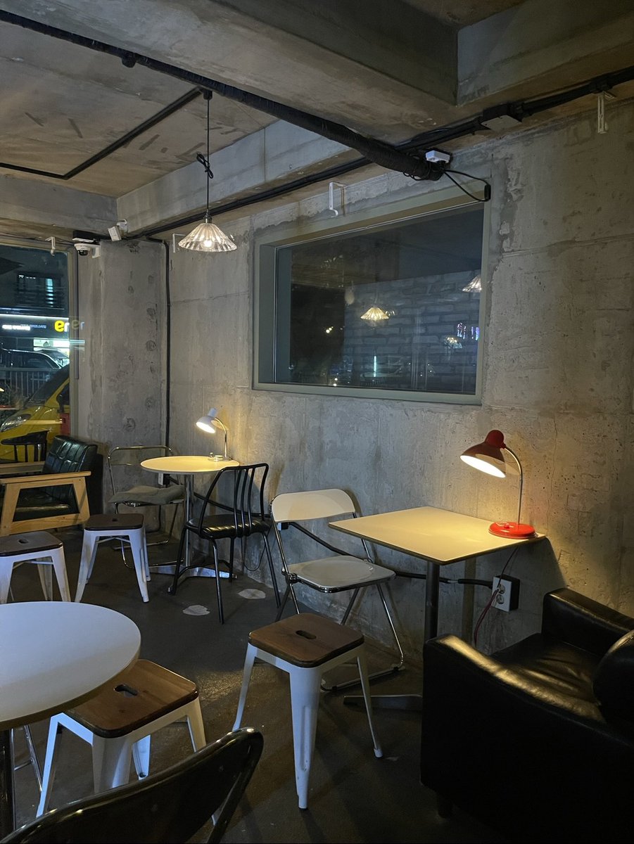 milkteajnn's tweet photo. รีวิวร้านอาหารและคาเฟ่บินนี่ 2 ร้าน (มี 3 ร้าน)

1. Official coffee
คาเฟ่อบอุ่นมากๆๆ เหมาะแก่การนั่งจิบกาแฟ อนส มีรูปบินนี่รอบๆร้านด้วย เรากิน strawberry latte 7,000 วอน ไม่หวานมาก กำลังดีเลย หลอดเป็นรูปหัวใจด้วย 😂
ร้านปิด ตี 1
พิกัด : [Naver Map]
https://t.co/naoV5u54az https://t.co/UWZmdzR6su
