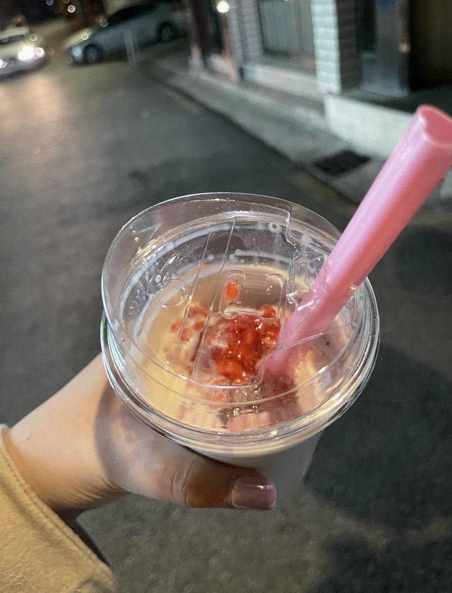 milkteajnn's tweet photo. รีวิวร้านอาหารและคาเฟ่บินนี่ 2 ร้าน (มี 3 ร้าน)

1. Official coffee
คาเฟ่อบอุ่นมากๆๆ เหมาะแก่การนั่งจิบกาแฟ อนส มีรูปบินนี่รอบๆร้านด้วย เรากิน strawberry latte 7,000 วอน ไม่หวานมาก กำลังดีเลย หลอดเป็นรูปหัวใจด้วย 😂
ร้านปิด ตี 1
พิกัด : [Naver Map]
https://t.co/naoV5u54az https://t.co/UWZmdzR6su