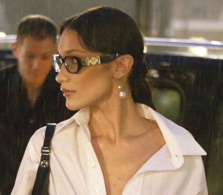 MOSSYVIBES's tweet photo. bella hadid https://t.co/OqCrbmy7MC