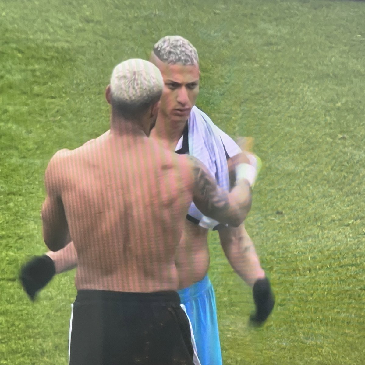 Great to see Joelinton giving his shirt to that little boy. Must be a huge fan. 

#NUFC #THFC