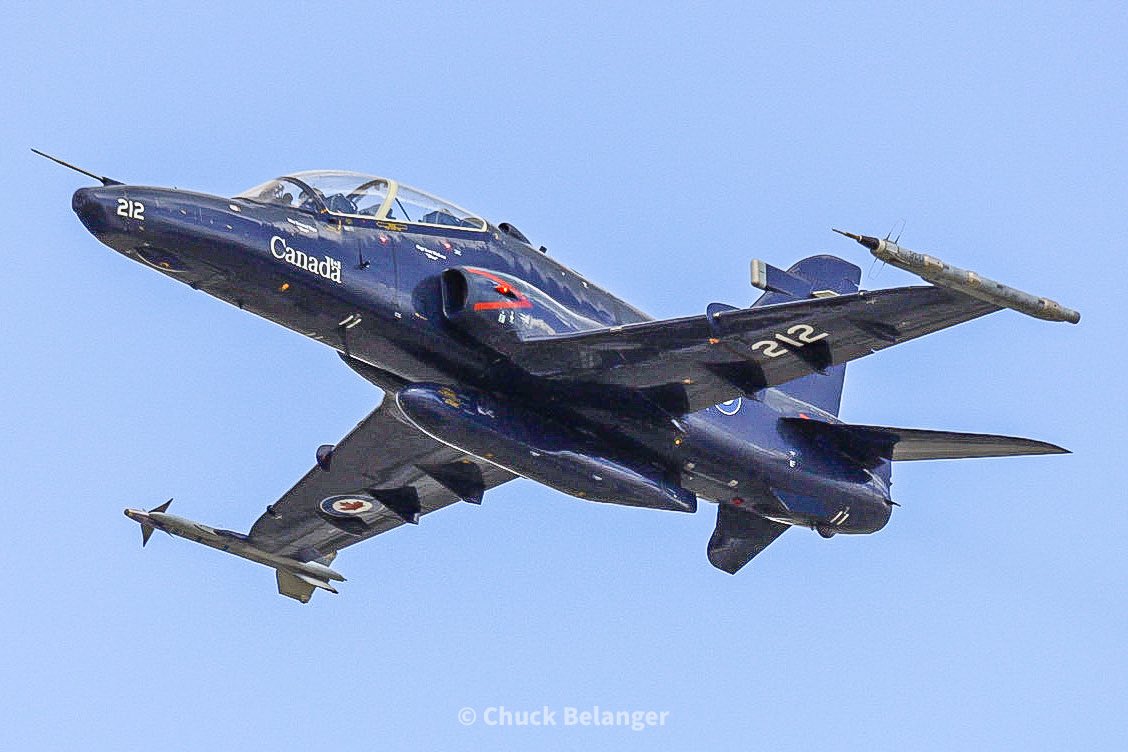 NowHeresYou's tweet photo. Canada sent some jets too! #thunderoverlouisville #canada #royalcanadianairforce #ct155hawk  #bestneighborsever https://t.co/opDZEBqmdp