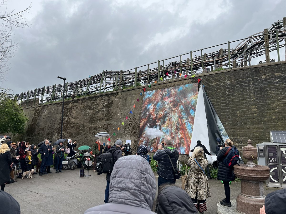 Great to be at the unveiling of <a href="/AbundanceLondon/">Abundance London</a>’s latest W4 Plinth artwork in #Chiswick - a stunning painting by <a href="/CristinaSchek/">Cristina Schek 📸</a>!