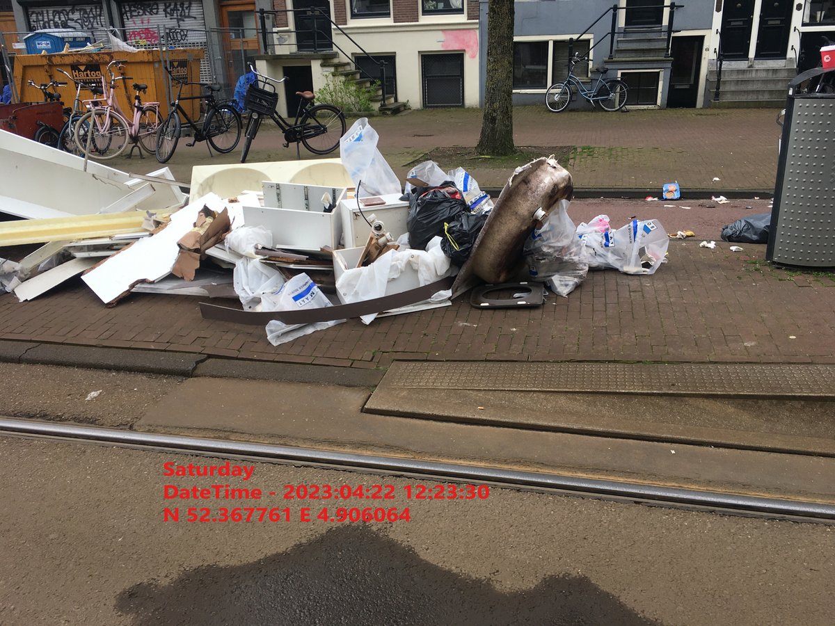 Waterloo_plein's tweet photo. Je nam me niet mee, tram 14 liet me staan, de eigenaar keek niet meer naar me om. Woensdag, vrijdag zaterdag niemand #weesvuil Muiderstraat. https://t.co/cj8vehTrTy