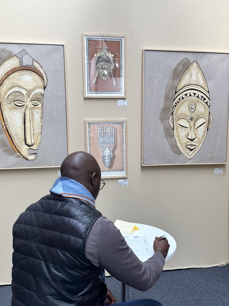 J’ai été ravie de rencontrer ce jeune artiste guinéen Bella Bah lors de l’exposition Solid’Art à Paris. Un peintre et un sérigraphe qui partage sa passion et les couleurs de notre culture hors de nos frontières.