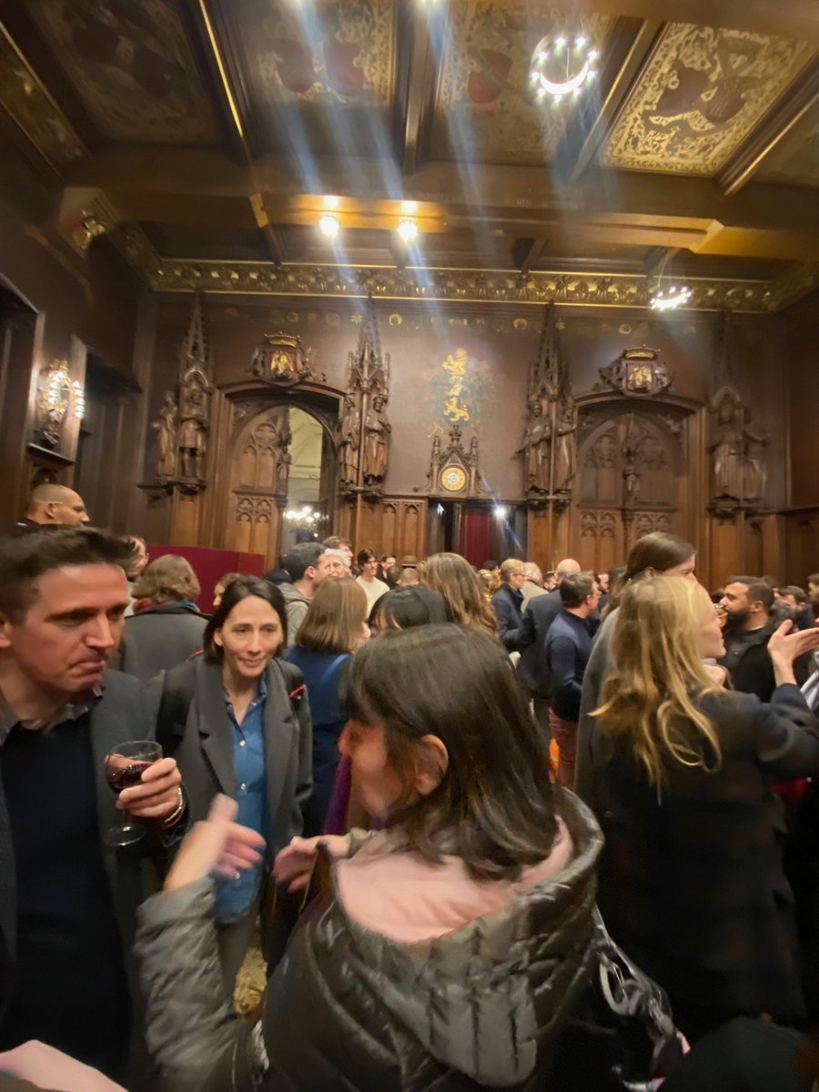 Even under the rain ☔️ , Brussels houses still impress. That’s my choice for #WorldBookDay 📕👇🏽