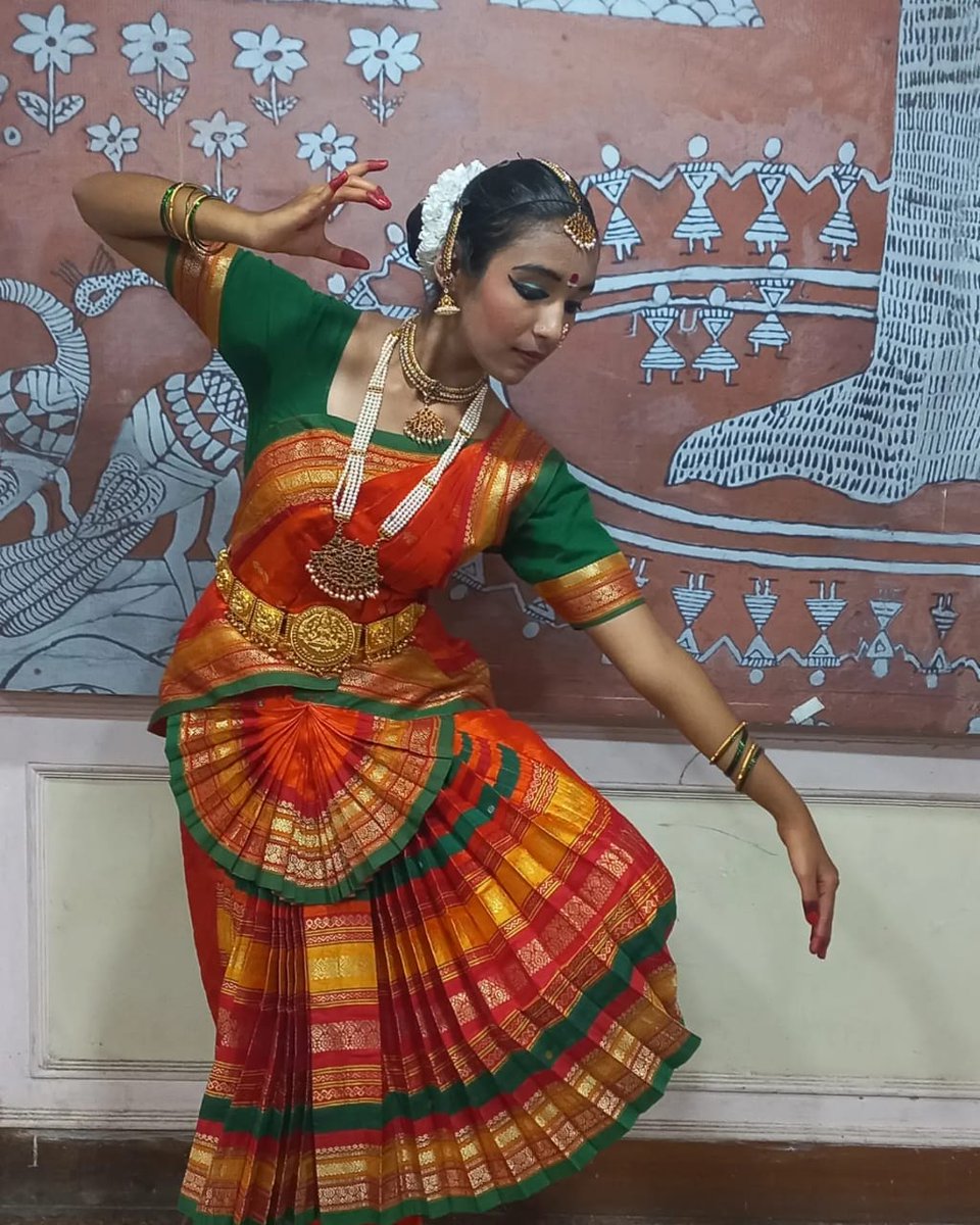 Elated to perform at Ravindar Natya Mandir today alongside many rasikas as part of ABHAI Mumbai Shaakha's World Dance Day celebrations...

It was amazing to be performing live again and to have been witness to an array of dances by dance schools from all over Maharashtra!