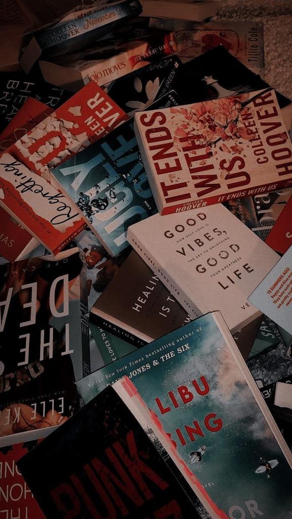 volkovxking's tweet photo. A todos ellos que día a día nos hacen escapar de nuestra realidad, descubrir  mundos nuevos y conocer increíbles personajes
 Feliz Día del Libro 🤍 https://t.co/G05D6SmJNv