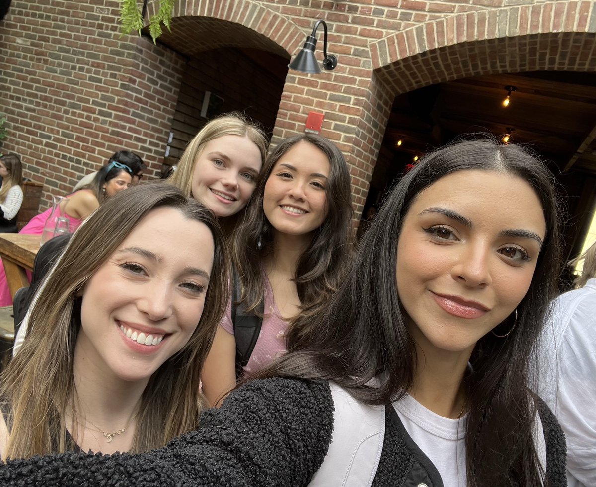your favorite gorls 💗🥰