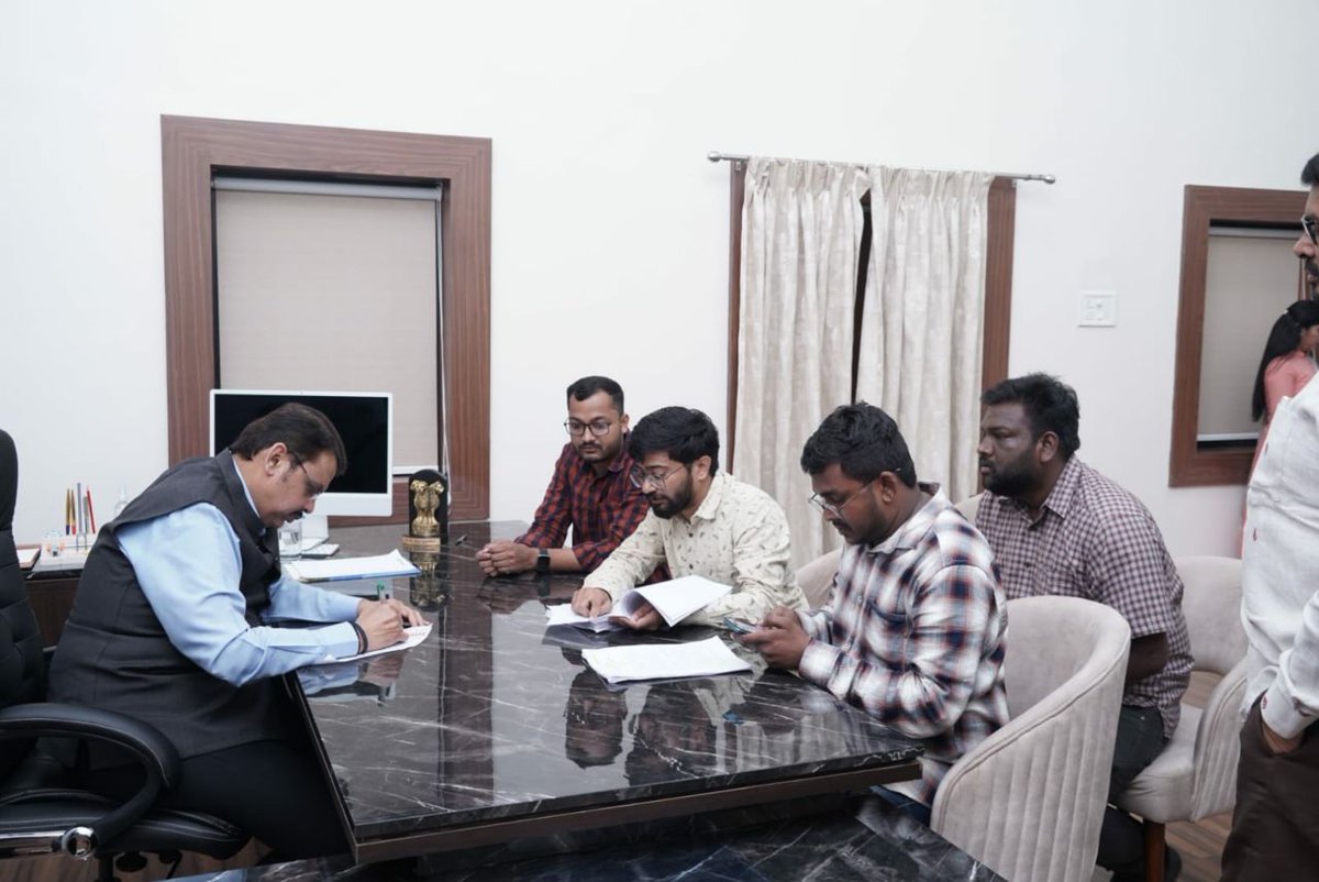 EA_OfficialMH's tweet photo. नागपूर येथे आज मा.उपमुख्यमंत्री @Dev_Fadnavis साहेबांची भेट घेऊन त्यांना बारावी करून डिग्री केलेल्या अभियंत्याच्या मागण्या संदर्भात सविस्तर माहिती दिली.
साहेबांनी सकारात्मक प्रतिसाद देऊन मागण्या पूर्ण करण्याचे आश्वासन दिले.

#Allow_BE_For_JE

@mieknathshinde 
@DombivlikarRavi https://t.co/qgcmOMETFK