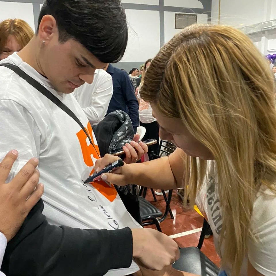 GloriaARuizok's tweet photo. 🚗 Anoche la #CaravanaNeuquinizate llegó hasta Chos Malal 🧡

🙌🏻 Feliz de recibir tanto cariño junto a nuestro gobernador electo  @Rolo_Figueroa

💪 Gracias por el trabajo y apoyo 
#ElPoderEstaEnLaGente

#RoloGobernador #Neuquinizate #ProyectandoFuturo #DesarrolloCiudadano https://t.co/ZEXked804z
