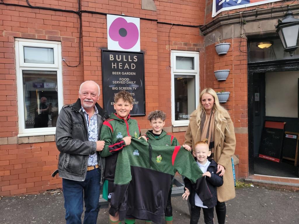 Big thank you to The Bulls Head, Waterhead for the generous sponsorship ⁦<a href="/WaterheadARLFC/">Waterhead Warriors</a>⁩ ⁦<a href="/JonPerksy6/">jon</a>⁩ ⁦<a href="/GeoffOw44698100/">Geoff Owen</a>⁩ ⁦<a href="/eastwood_jonny/">Jonny eastwood</a>⁩