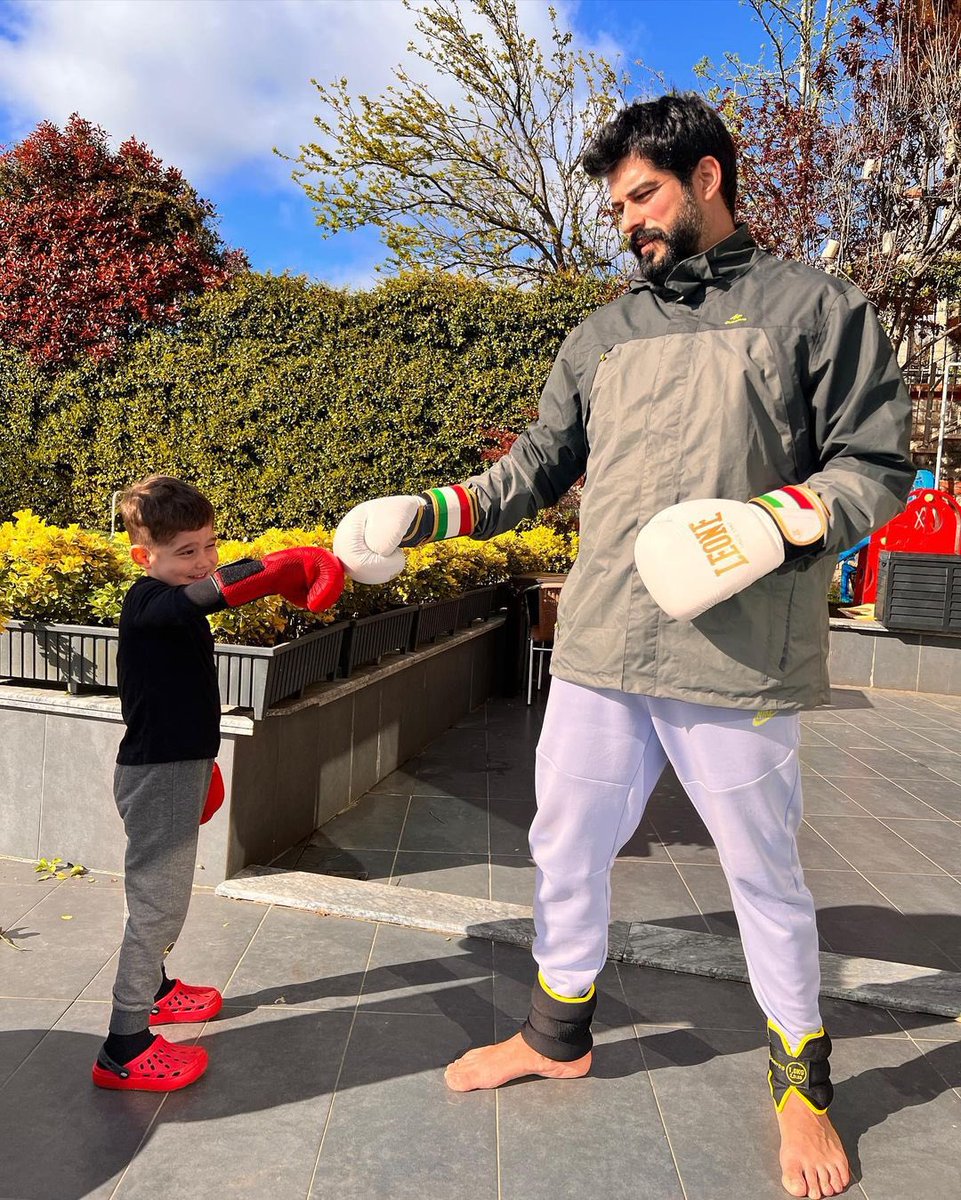8Feride's tweet photo. 😍😍👍 #repost @burakozcivit 23 Nisan boxing time with my bro 🥊  #karanözçivit #buraközçivit #fahriyeevcen https://t.co/MXLO1NUBXv