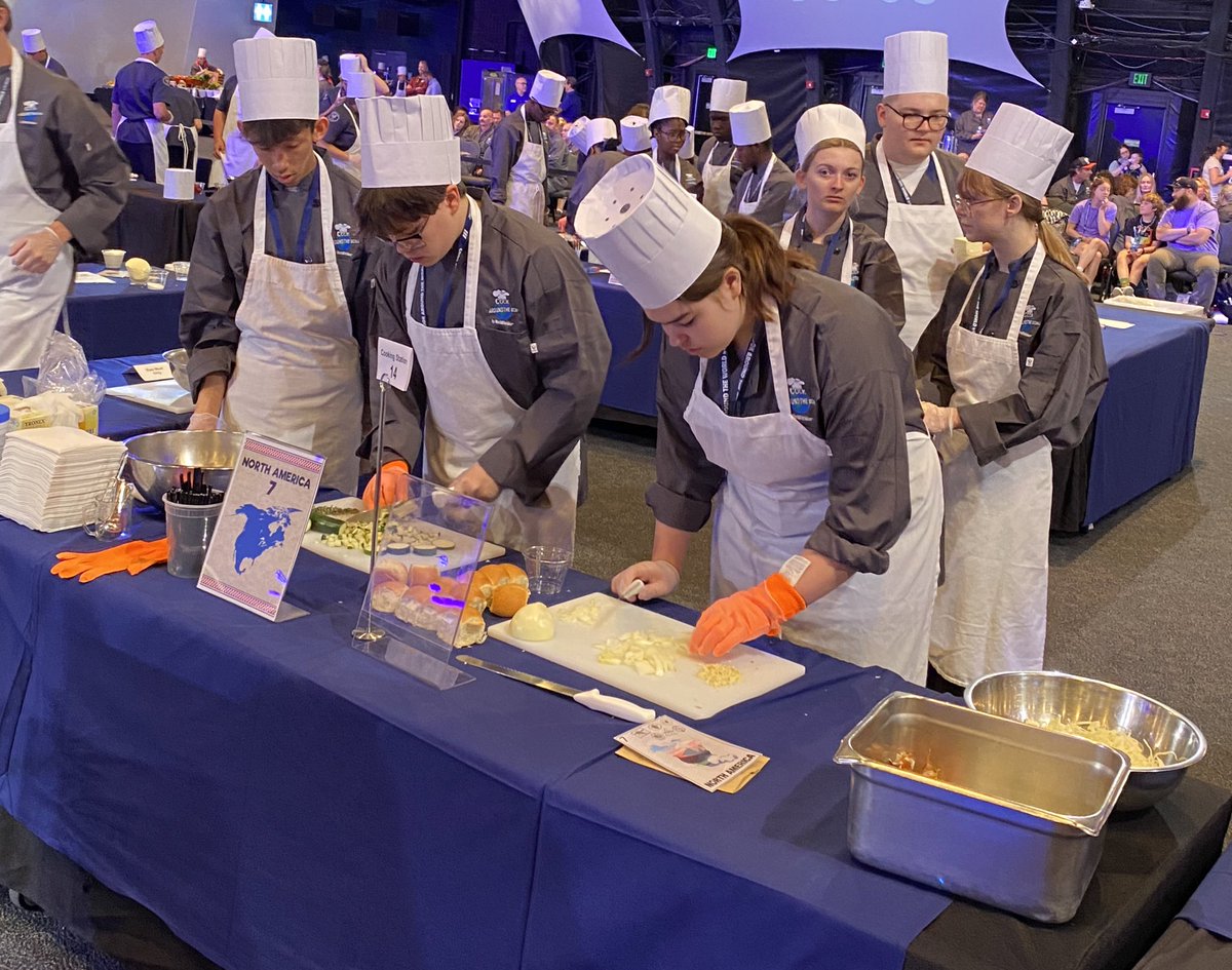 Only 40 more minutes!!!!! These students are working SO hard to create their dishes! <a href="/cookatwdw/">CATW</a> #cookingimprov #allthesmells #gettinghungry #Disney #Epcot #BeAnEagle #FSCteacher #culinaryskills