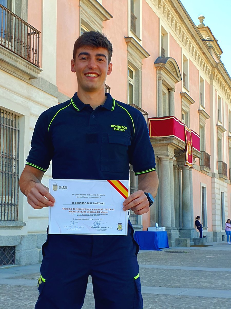 No había aprobado la oposición   cuando ya tenía madera de #bombero👨‍🚒 . 
Nuestro compañero Eduardo Díaz, bombero en prácticas, es reconocido por la <a href="/policiaboadilla/">Policia de Boadilla</a> en el día de su patrón. Gracias a que inició un masaje cardiaco a un vecino de boadilla, este pudo salvar la vida.