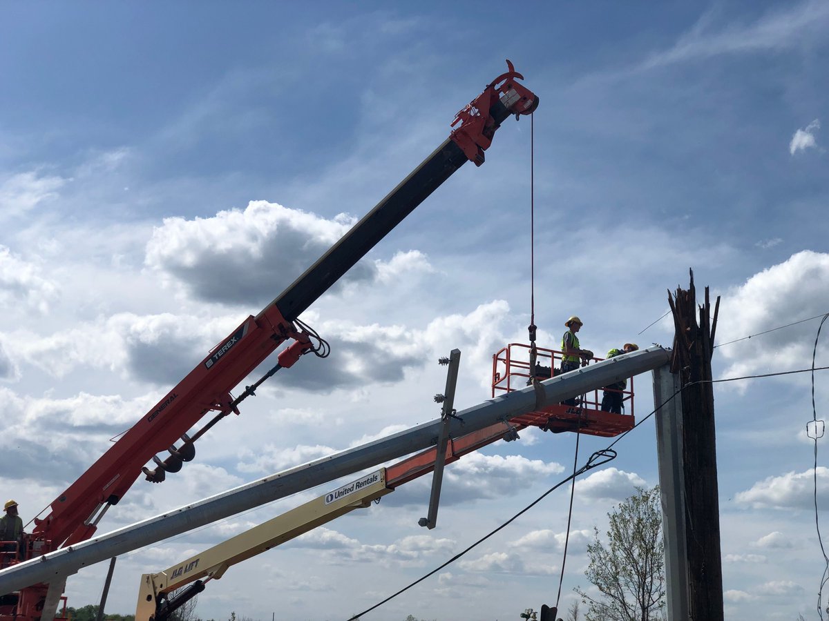 OGandE's tweet photo. SERVICE UPDATE AS OF 10:40 AM APRIL 23, 2023
Our crews worked through the night to restore power to more customers. 1/6 https://t.co/4LsOrd8CQA