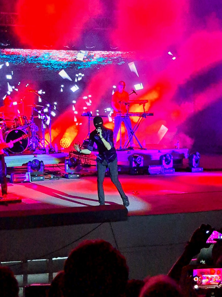 icramia's tweet photo. yo de pana que nací por mi madre, pero moriré por el ROCK te amo mucho cuarteto de nos https://t.co/VDPKXrZEfQ