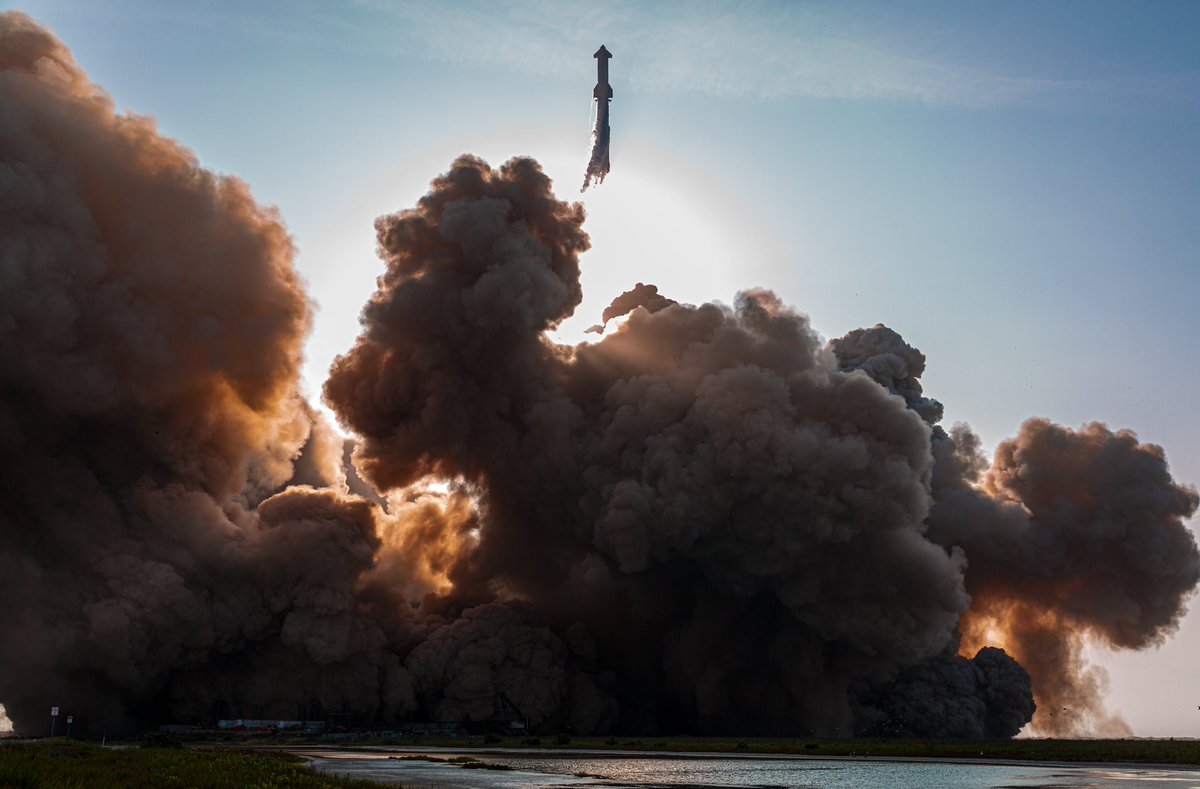 More photos from the first flight test of a fully integrated Starship and Super Heavy rocket