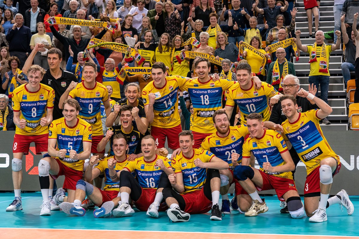 Draisma Dynamo heeft ook de tweede kampioenschapswedstrijd gewonnen. De Apeldoornse ploeg versloeg Active Living Orion opnieuw met 3-0 en kan volgende week de titel prolongeren in Doetinchem. 

Lees verder: volleybal.nl/nieuws/draisma…

#EredivisieVolleybal #PlayOffs2023