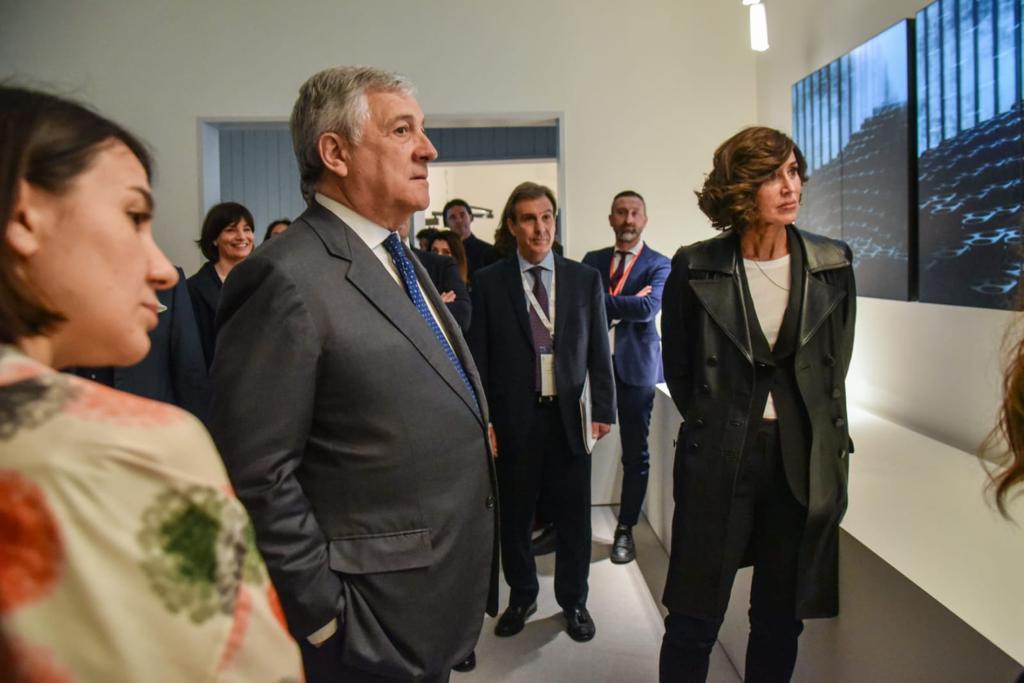 A #Milano per la 61° edizione del #SalonedelMobile, la più importante fiera internazionale sul design e l'arredo. Una manifestazione che testimonia l'eccellenza del marchio Italia. Continuereno a sostenere questo settore che contribuisce all'export 🇮🇹 per oltre 20mld.