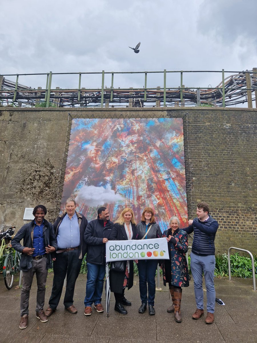 Cross-party harmony at the launch of the new W4th Plinth, <a href="/CristinaSchek/">Cristina Schek 📸</a>'s Ceiling in the Sky. Note dove of peace overhead <a href="/RonnieMushiso/">Cllr Ron Mushiso</a> <a href="/Jack_Emsley1/">Jack Emsley</a> <a href="/GuyLambert/">Guy Lambert</a> <a href="/Shansview/">Shantanu Rajawat 💙</a> <a href="/katherinedunne/">Cllr Katherine Dunne</a>