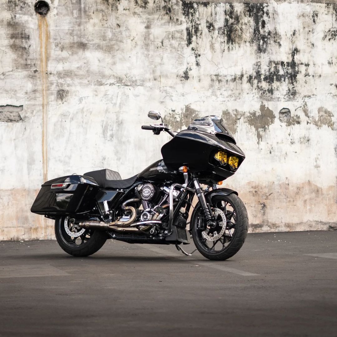 Glide into riding season. 🛣️

📷: king_and_crown

​#HarleyDavidson #HarleyCanada #RoadGilde