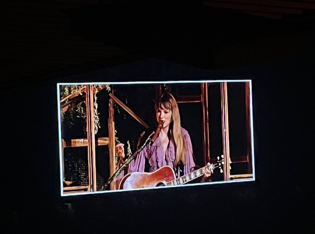 ashlynn_barrera's tweet photo. in this moment now, capture it, remember it! 🫶🏼 #HoustonTSTheErasTour https://t.co/sSbqKjwsYI