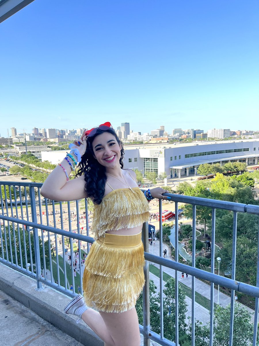 ashlynn_barrera's tweet photo. in this moment now, capture it, remember it! 🫶🏼 #HoustonTSTheErasTour https://t.co/sSbqKjwsYI