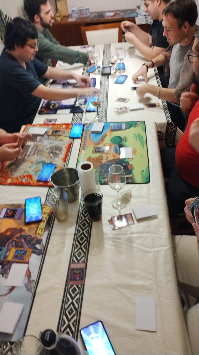 Hoy es mi cumpleaños y decidí festejarlo diferente.Asi que, organice un torneo del juego el cual me dió horas de diversión y  hermosas amistades. Fue realmente nostálgico y divertido jugar yu gi oh clásico otra vez . Gracias a todos los que me ayudaron a cumplir esto.
