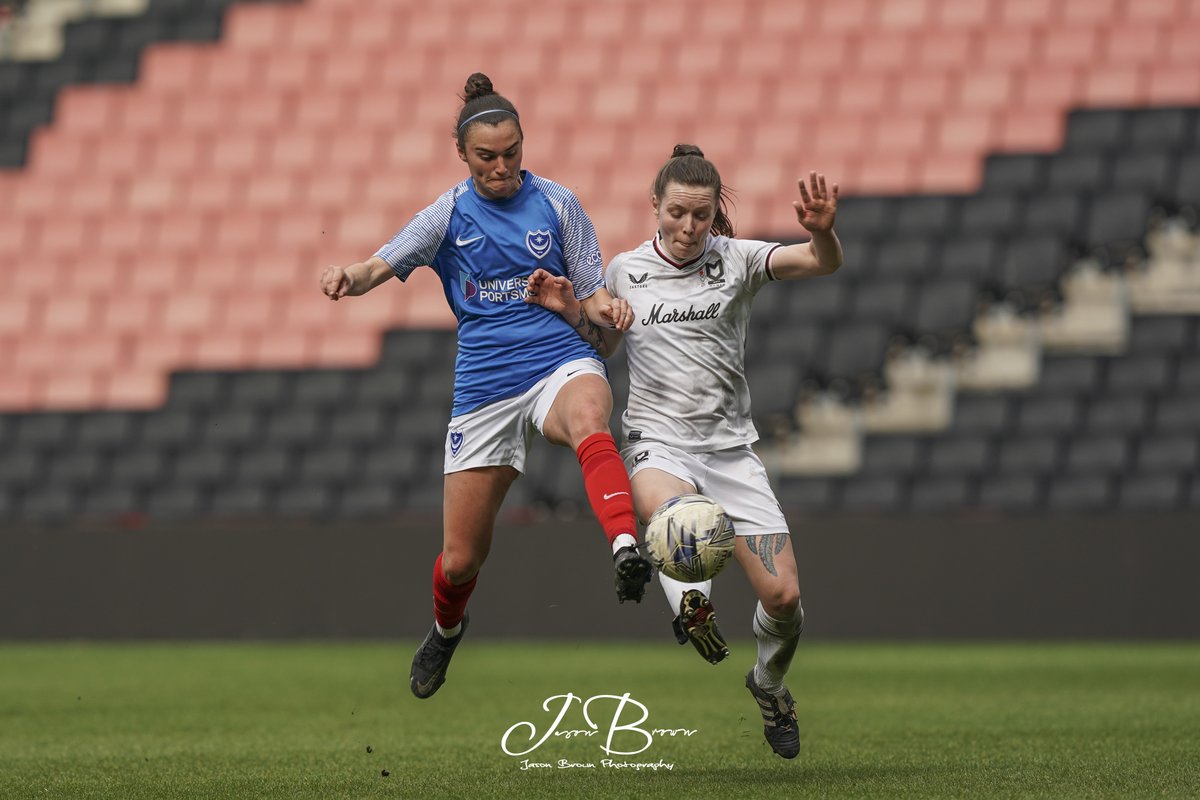 Alison Hall scores the equaliser at #StadiumMK against @MKDonsFCWomen as it ends 1-1 #Pompey #SonyAlpha