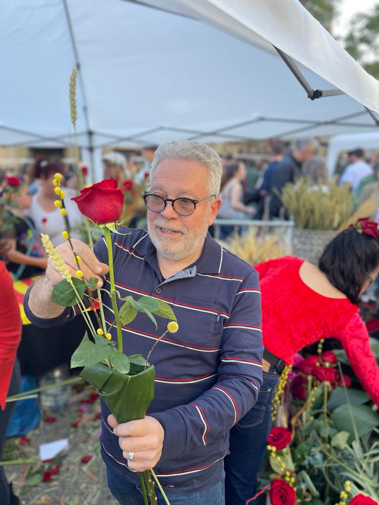 JoanMGuillen's tweet photo. Quina alegria poder celebrar #SantJordi a peu de Carrer amb totes i tots vosaltres.
Si voleu una rosa d'autor, us esperem l'equip de @ArtdHorta davant la Casa Batlló. https://t.co/l9Rg86Guol