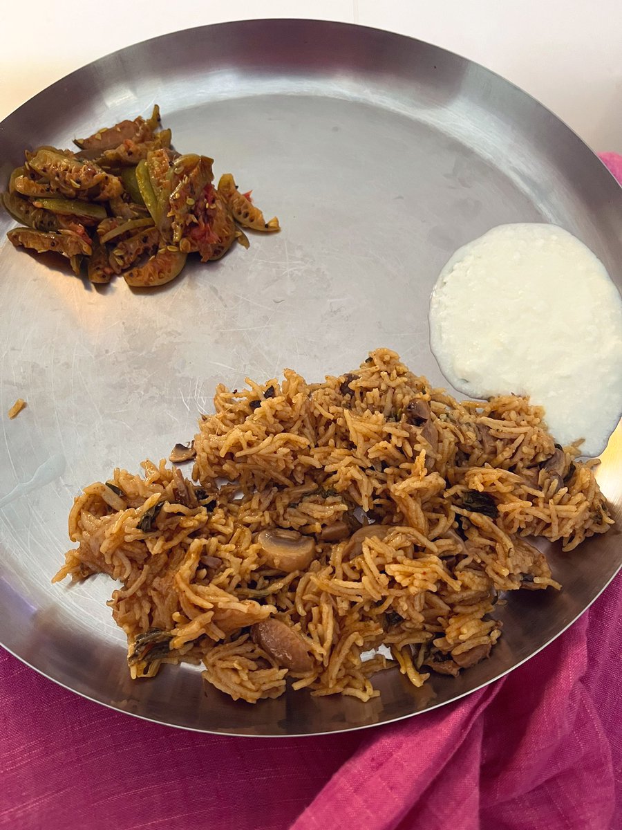 apsonthego's tweet image. Sunday lunch done right! Mushroom Biryani with some ivy gourd fry n curd.