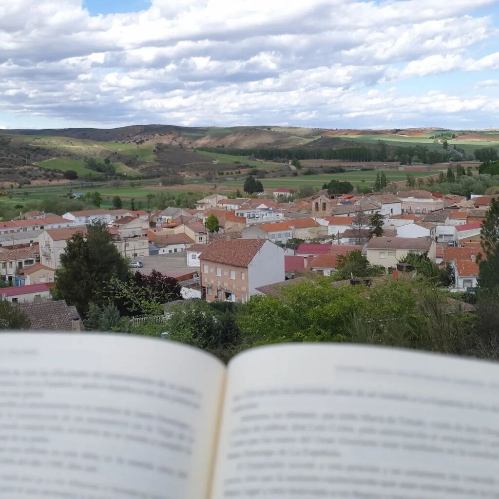 📖 FELIZ DIA DEL LIBRO 📖

Leer es vivir aventuras, es imaginar mundos y personajes, soñar, aprender de las historias, es sentir nervios, suspense, alegría, nostalgia, euforia, empatía... 

Un libro te hace viajar. 

Elige una nueva historia y sumérget… instagr.am/p/CrYnO4ksHjx/
