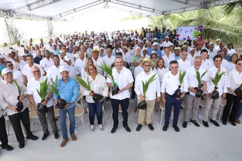 🥥¡Cultivo del coco!🥥

El presidente de la República, <a href="/luisabinader/">Luis Abinader</a>, a través del Fondo Especial para el Desarrollo Agropecuario (FEDA), anunció el Plan Nacional de Relanzamiento del sector coco de la República Dominicana, con una inversión en financiamiento de más de 800