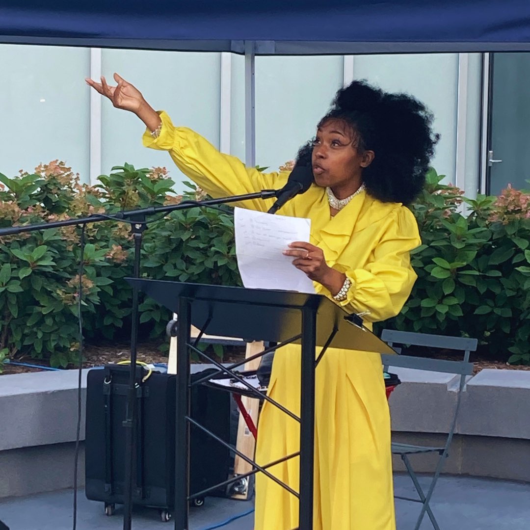 poetrycenter's tweet photo. Poetry @ The Green is BACK 🌳💚 Our summer reading series + open mic partnership with @thegreenat320 is in full swing starting May 1st! 

Stay tuned for more info and who our May features are going to be 👀

#ChicagoOpenMic #PoetryEvents https://t.co/BRFRSKAeIO