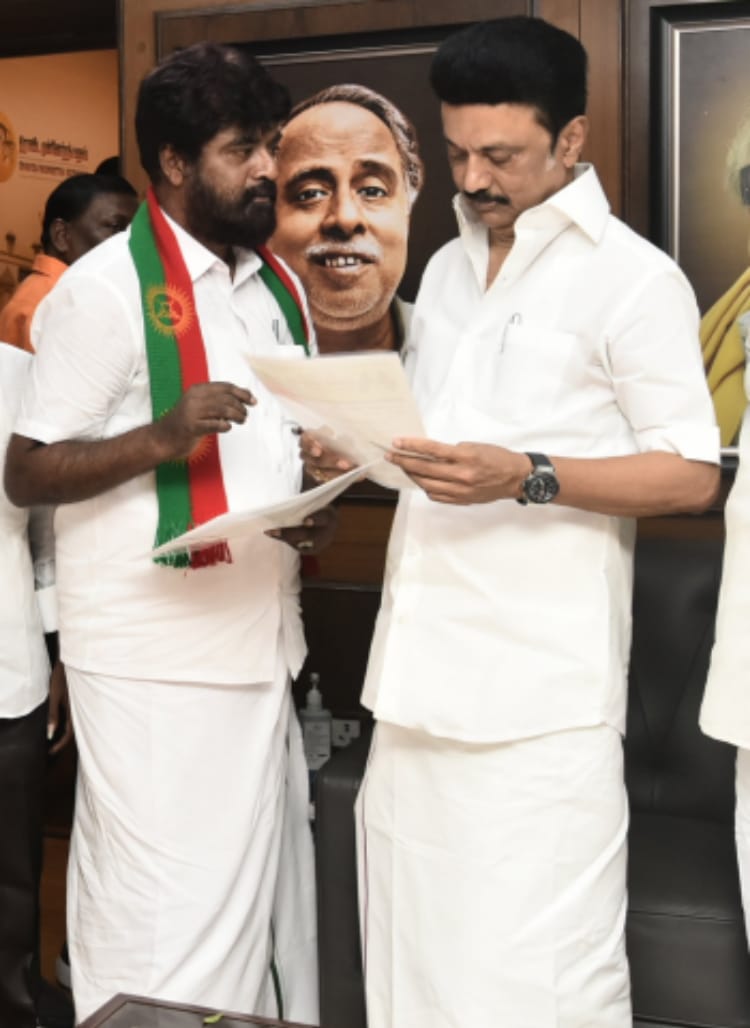 #NewsUpdate  தியாகி இமானுவேல்சேகரன் சிலை மற்றும் அரசு விழா கோரி தமிழக முதல்வரை நேரில் சந்தித்து தேவேந்திரகுலவேளாளர் சமூக தலைவர்  முருகவேல்ராசன் மனு.!
#devendrakula_velalar #TNGovt #imanuvelsekaran #MKStalin <a href="/mkstalin/">M.K.Stalin - தமிழ்நாட்டை தலைகுனிய விடமாட்டேன்</a>