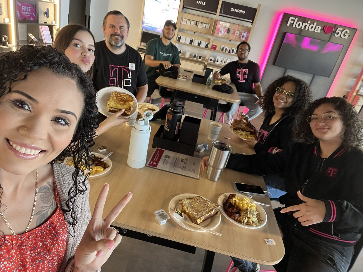 Breakfast in the classroom! 💥
Team huddle this morning along with #Go5GPlus knowledge has the team pumped to take care of our customers 🏆📈