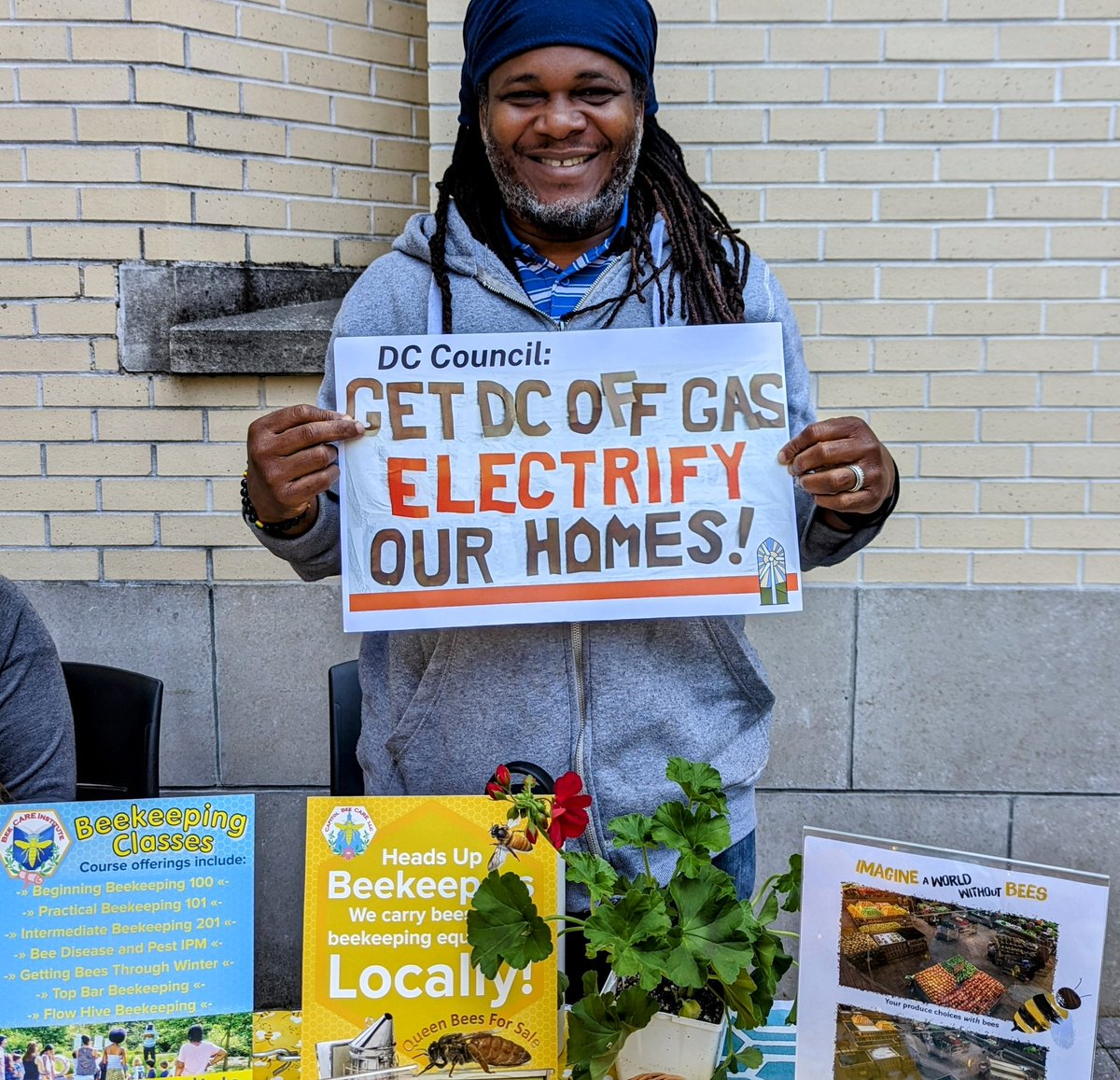 Gas-burning isn't good for people, 🐝🐝🐝, and other living things. Let's #electrifydc, starting with Cm <a href="/charlesallen/">Charles Allen</a>'s Healthy Homes Act!