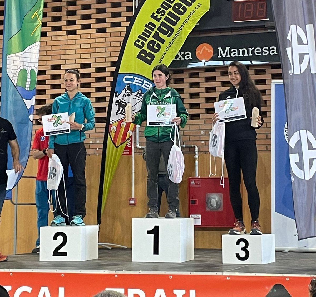 Atletisme_FCA's tweet photo. ✍️ Toni Baños i Ainhoa Sanz van dominar la Vertical Trail Berguedà celebrada al municipi de Cercs.

🤝 La prova, organitzada per @JAB_Berga, estava dins del calendari RFEA de les proves de trail.

📲 https://t.co/aCvem5cwm3 https://t.co/afnslkJi4n