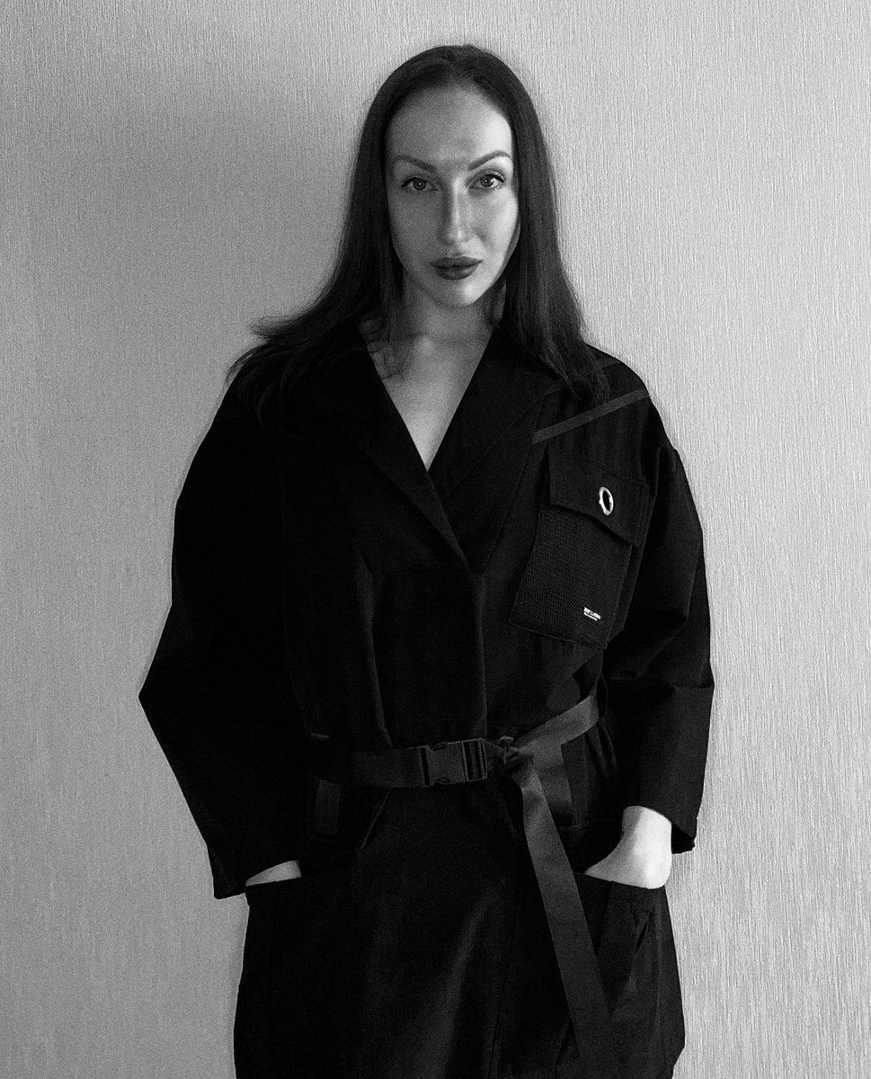 dsgnnina's tweet image. Black color swallowed me gradually #IamArt