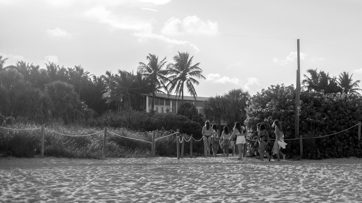#MiamiAdventure #EndlessSummer #ParadiseFound #SandySmiles #BeachBesties #SunsetLovers #MiamiBeachLife #miamibeach #miami #southbeach #miamilife #miamilifestyle #beachphotography #streetphotography #beach #blackandwhitephoto Canon EOS R, Canon RF 85mm IS STM Macro F2.0