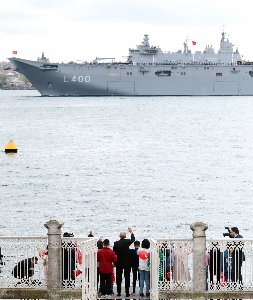 Nereden Nereye |

1918:

📍İşgal güçlerinin gemileri Boğaz'da.

2023:

📍Türkiye'nin yerli ve milli SİHA uçak gemisi Dolmabahçe önünde.