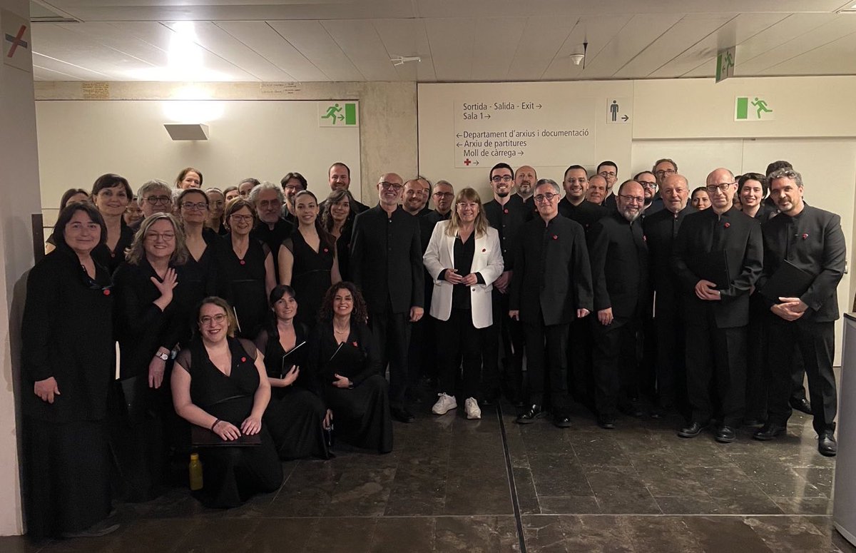 natalia_garriga's tweet photo. Acabem la diada celebrant, a l’@auditoribcn, la cloenda dels 75 anys de la @CoralSantJordi. 

Gràcies a totes les persones que heu fet possible aquest aniversari! I sobretot, gràcies per mantenir viva la passió pel cant coral i compartir-la amb nosaltres. Per molts anys més! https://t.co/JzLi79KQWH
