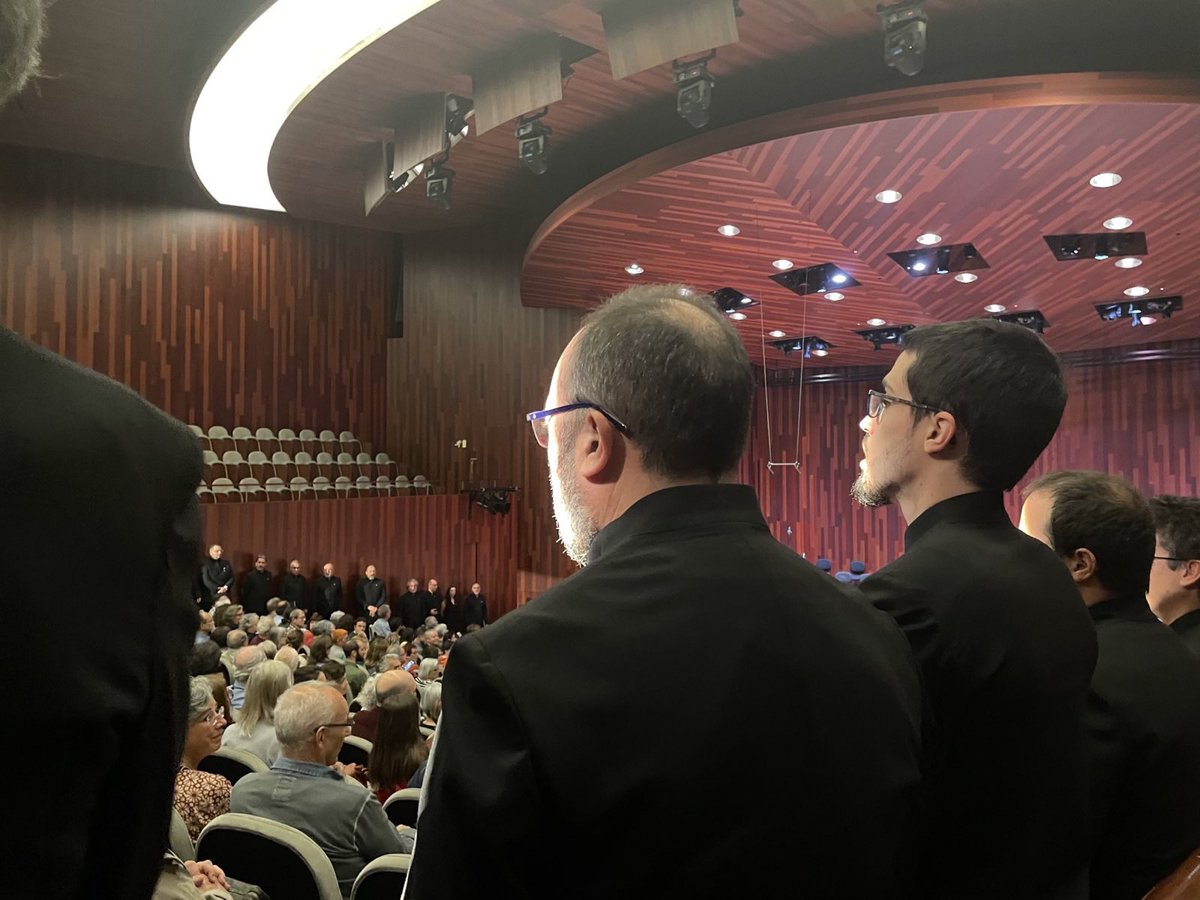 natalia_garriga's tweet photo. Acabem la diada celebrant, a l’@auditoribcn, la cloenda dels 75 anys de la @CoralSantJordi. 

Gràcies a totes les persones que heu fet possible aquest aniversari! I sobretot, gràcies per mantenir viva la passió pel cant coral i compartir-la amb nosaltres. Per molts anys més! https://t.co/JzLi79KQWH
