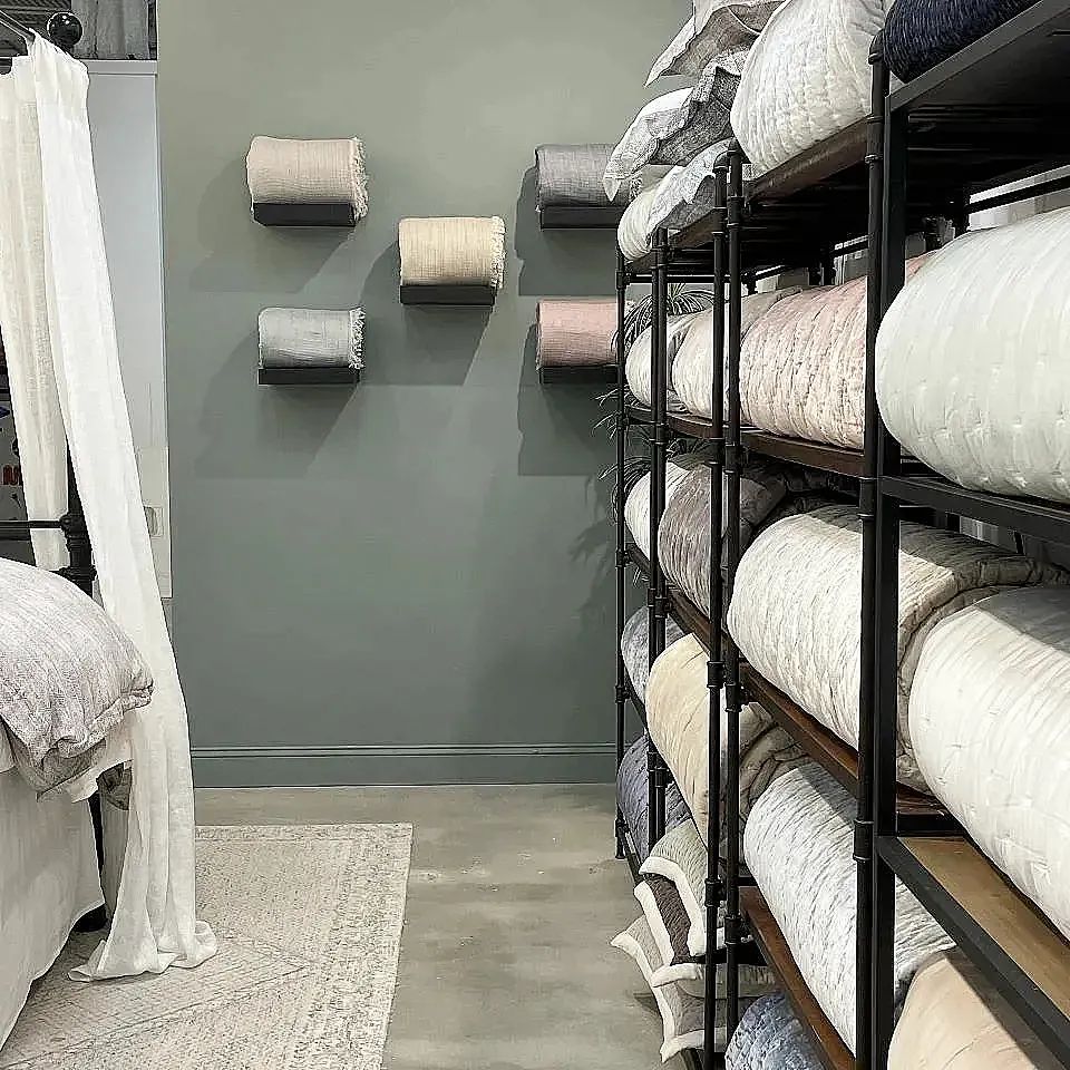 orchidsluxhome's tweet image. A date with divine designs! Our delightfully detailed furniture and bedding collections 🌸 are waiting for you at Suites at Market Square G1019 in @HPMarketNews! Visit our space today to win the blissful Bergen throw!
..
#orchidsamerica #hpmkt #designonhpmkt