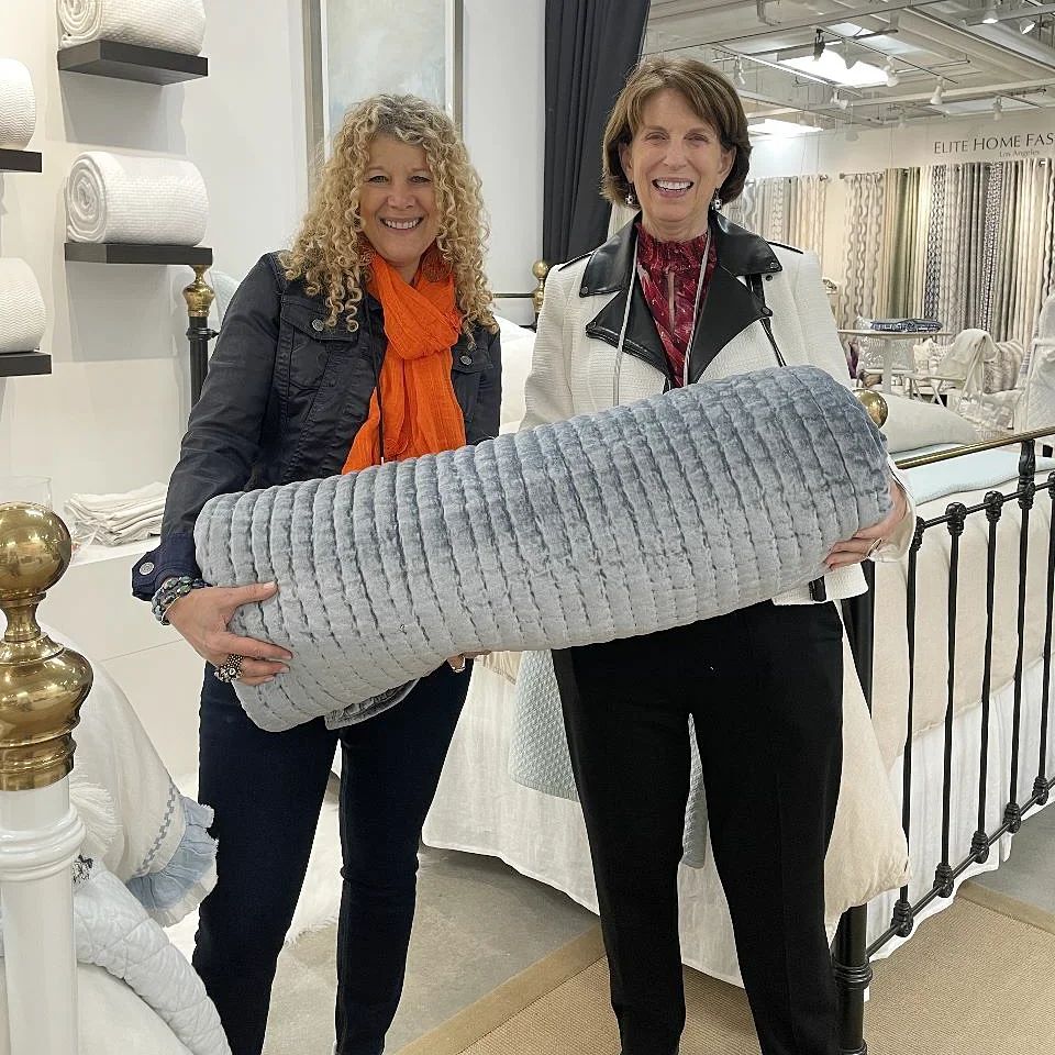 orchidsluxhome's tweet image. A date with divine designs! Our delightfully detailed furniture and bedding collections 🌸 are waiting for you at Suites at Market Square G1019 in @HPMarketNews! Visit our space today to win the blissful Bergen throw!
..
#orchidsamerica #hpmkt #designonhpmkt
