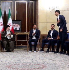 justchangingun's tweet photo. نصف فوتبالیست‌هایی که امروز تو استادیوم تشویق شدن همونایی بودن که چند روز بعد اینکه حکومت #کیان_پیرفلک رو کشت، رفتن جلوی رئیسی تا کمر خم شدن. 
#مهسا_امينی‌ 
#SayTheirNames https://t.co/80RIb5hKWr