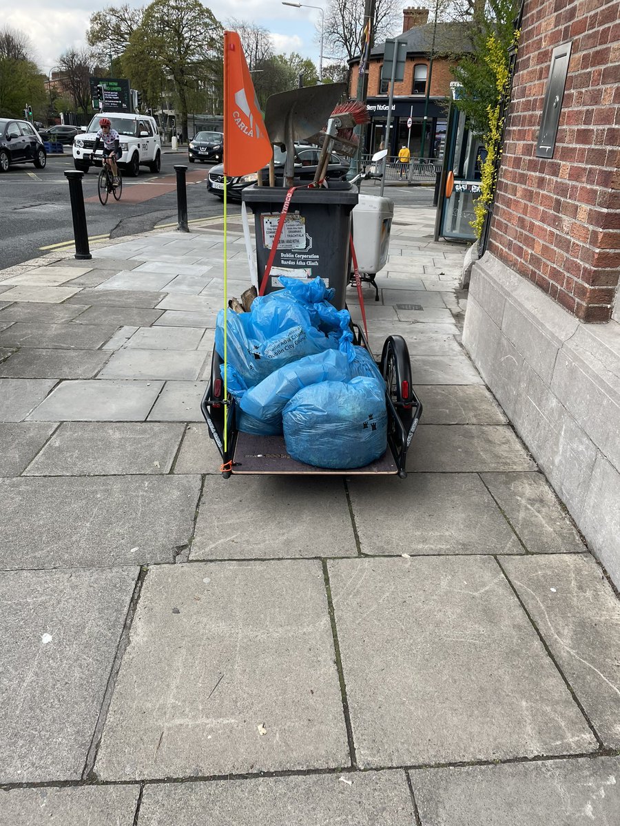 Our tidy towns group got out today for #dublincommunitycleanup which would have been impossible if not for our box cargo & trailer due to traffic #Idealhomes . 

We moved planter boxes , blue bags and posters for our dawn chorus event around with ease 💪 💪💪🚴#decadeofcargobike