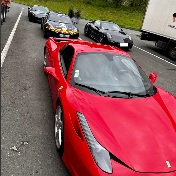 Trois copines avaient envie de s'amuser cet après-midi mais une rivale sérigraphiée s'est invitée à la fête. La <a href="/Gendarmerie_050/">Gendarmerie de la Manche</a> vous rappelle que l'A84 n'est pas un circuit automobile. Soyez prudents et respectueux du code de la route ! <a href="/RoutePlusSure/">Sécurité routière</a>